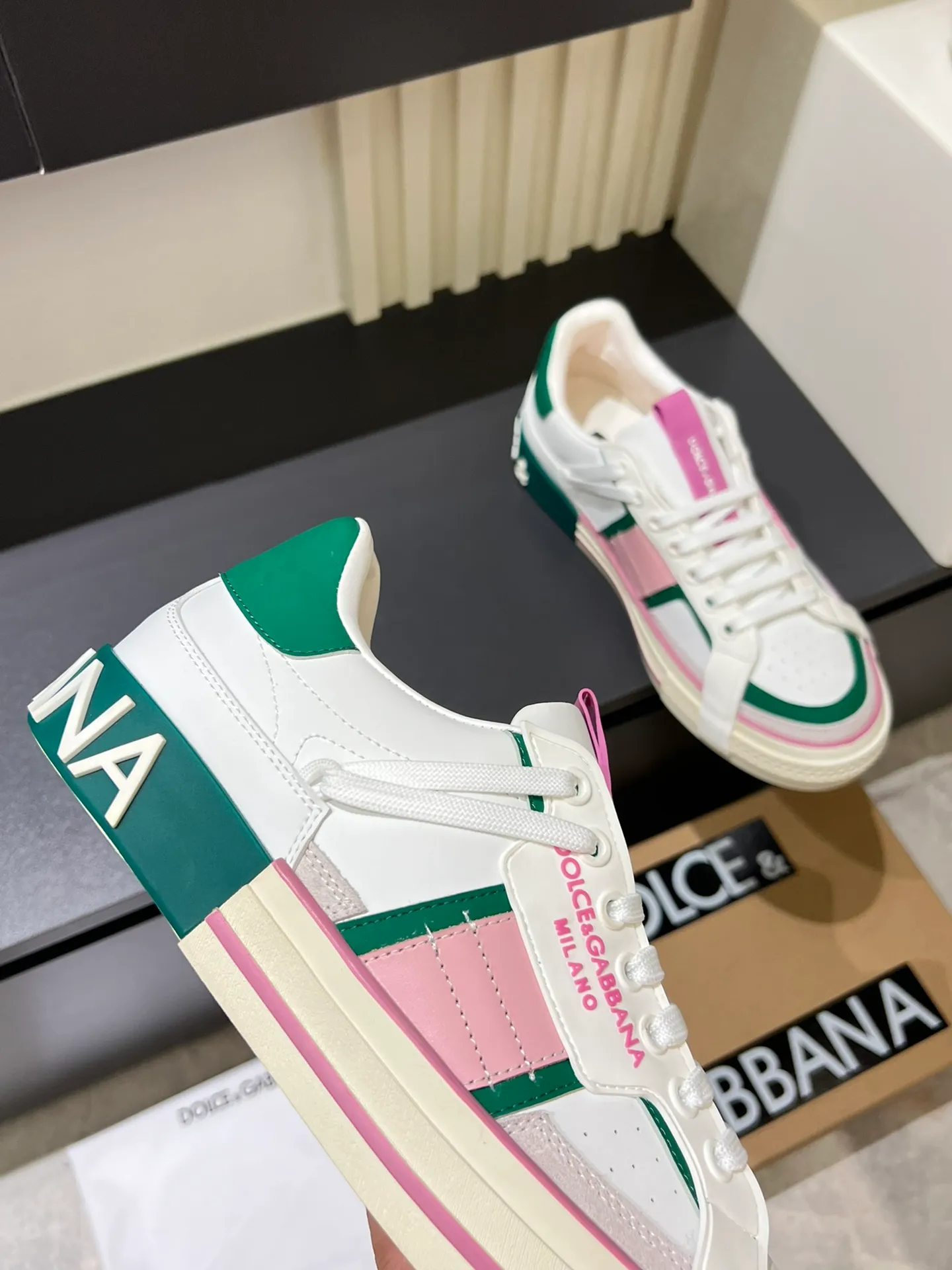 p480 Original order Couple model DG's new Custom 2.Zero sneakers combine the characteristic elements of the brand's two classic series, combining the simple and elegant silhouette of Portofino with the urban and capable attitude of Miami. Calfskin upper with contrasting details, micro-injection rubber logo on the side, laminated Dauphine leather heel, sheepskin lining, original outsole Size: Women's 35-40 (34, 41 can be ordered), Men's 38-44 (45, 46 can be customized)